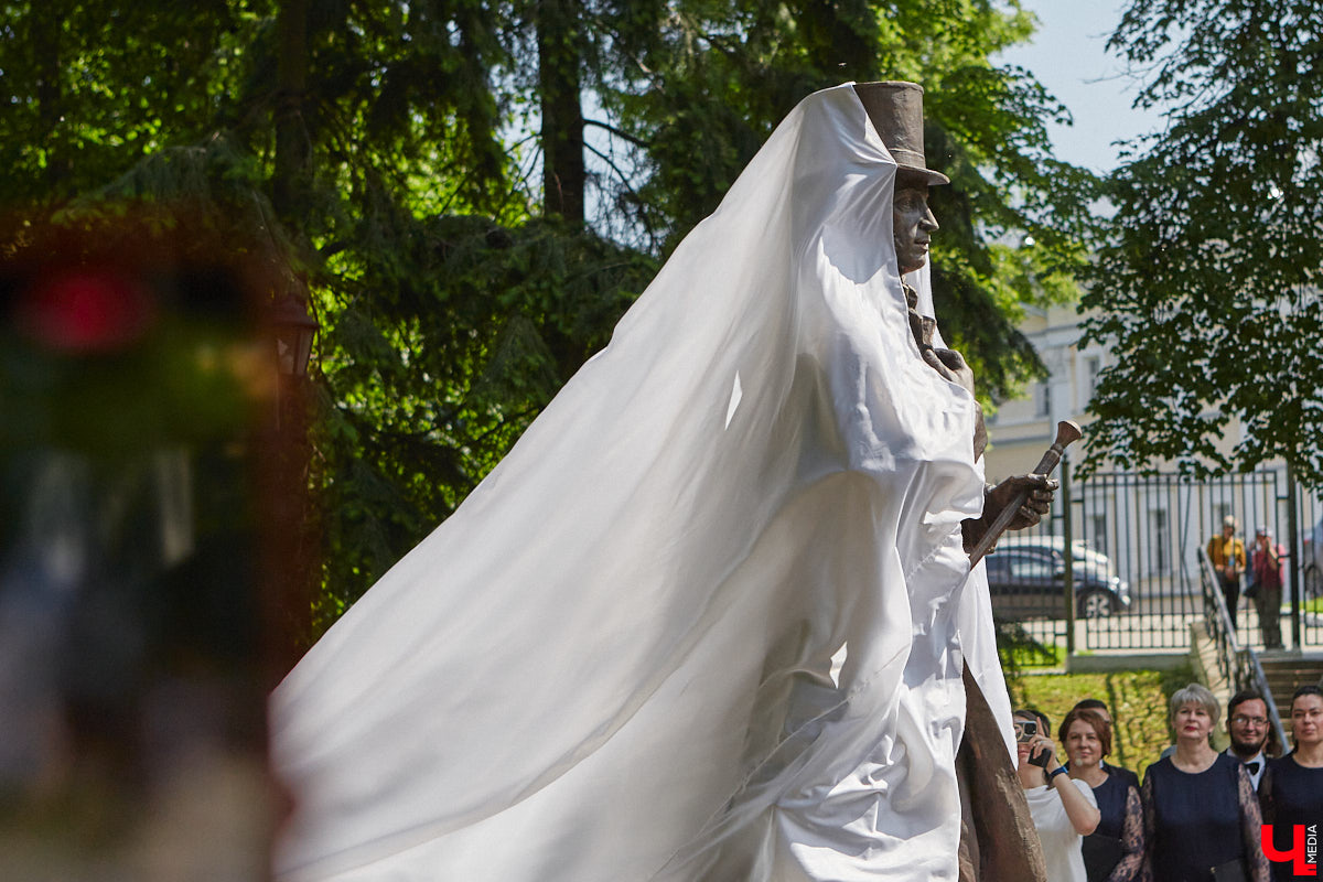 В областном центре воздвигли памятник «солнцу русской поэзии». Событие приурочено к 225-летию со дня рождения Александра Сергеевича. Полюбоваться скульптурой поэта в движении, которая задаст старт реконструкции сквера имени Пушкина, можно в нашем фоторепортаже с открытия.